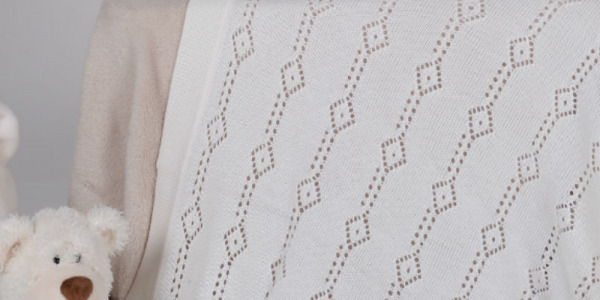 I consigli per scegliere e personalizzare la copertina per neonato d’inverno: filato, dimensioni e ricami